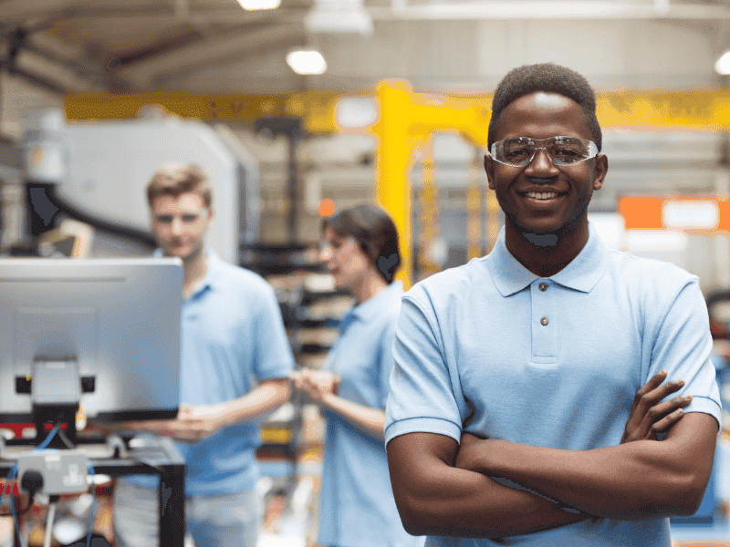 Jovem aprendiz em Guarulho-Pimentas, feliz com primeiro emprego.
